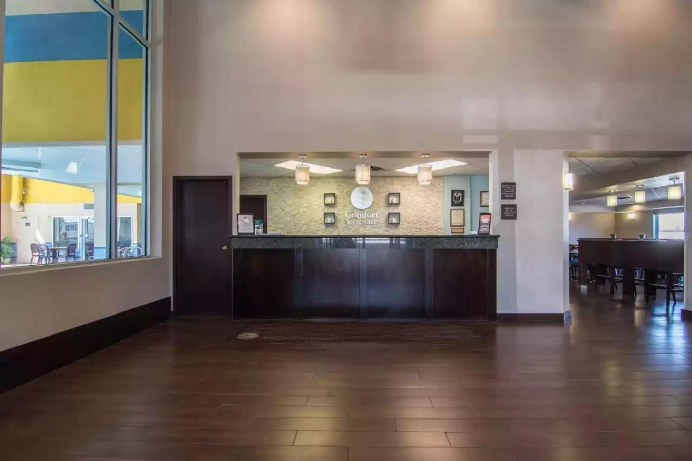 Comfort Inn & Suites South YYC Exterior foto